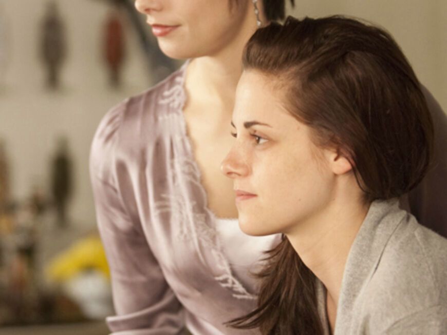 "Alice" (Ashley Greene) hilft "Bella" (Kristen Stewart) bei den Hochzeitsvorbereitungen