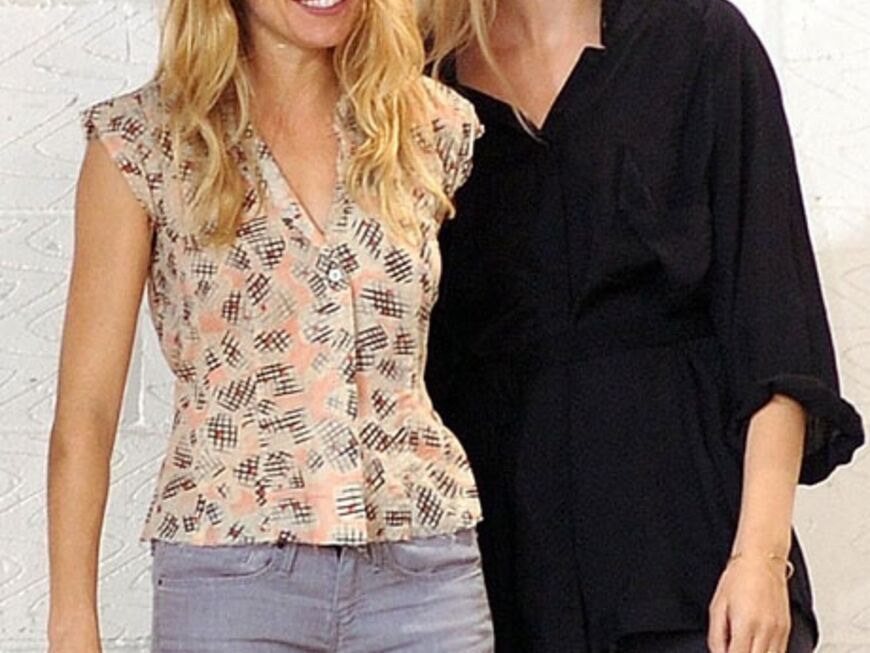 Sienna Miller und ihre Schwester Savannah Miller amüsierten sich. Sie präsentierten die Kollektion ihres eigenen Modelabels "Twenty8Twelve"