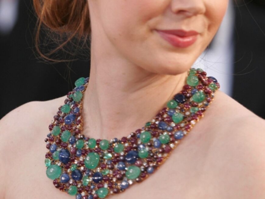 Schöner geht es nicht - das farbenprächtigen Collier aus Smaragden, Rubinen, Saphiren und Diamanten rundete das Outfit von Schauspielerin Amy Adams prachtvoll ab