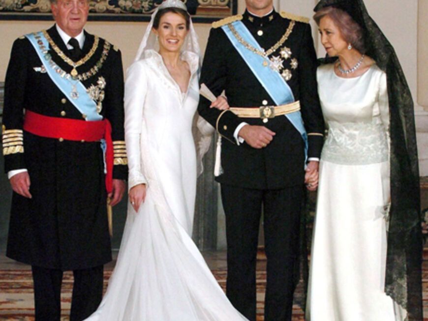 König Juan Carlos I. von Spanien und dessen Gemahlin Sophia posieren gemeinsam mit dem frisch verheirateten Paar!