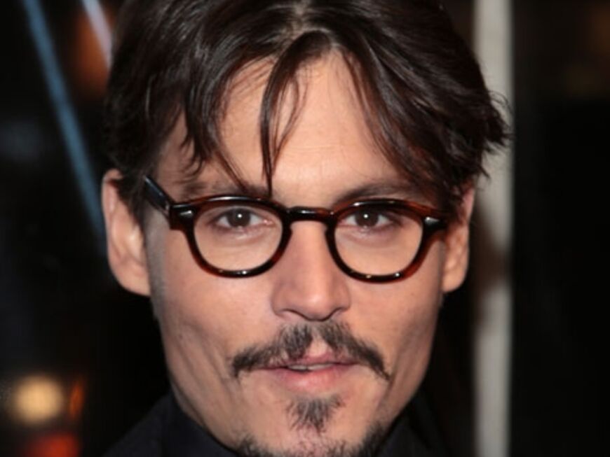 Spießig? Auf keinen Fall! Frauenschwarm Johnny Depp ist häufig mit seiner so genannten "Nerdbrille" zu sehen. Egal ob auf dem roten Teppich oder privat - die Brille rundet sein Styling perfekt ab