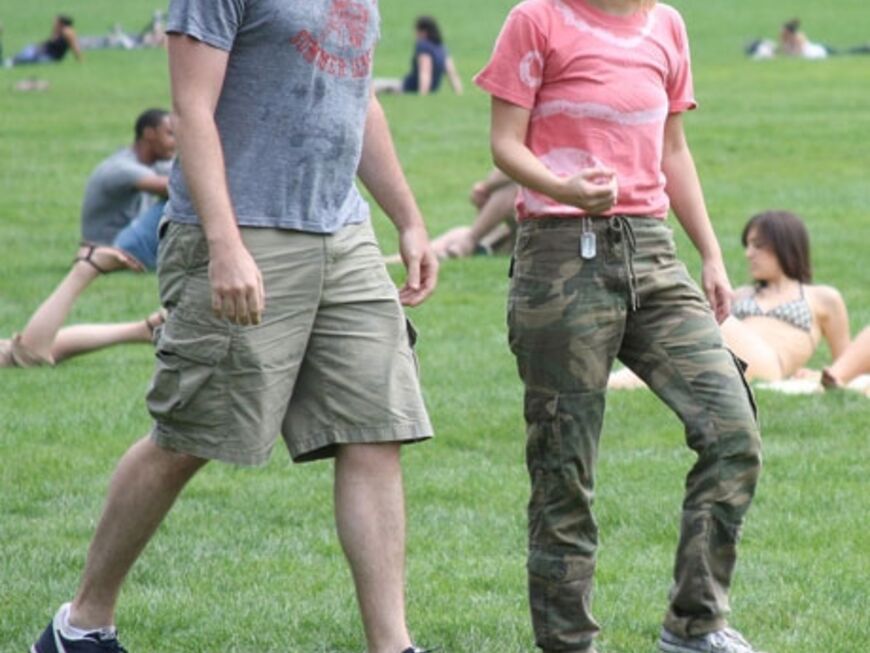 Drew Barrymore bereitet sich auf eine Szene vor. Die 34-Jährige wird mit ihrem Ex-Lover Justin Long ein lustiges Football-Spiel nachstellen