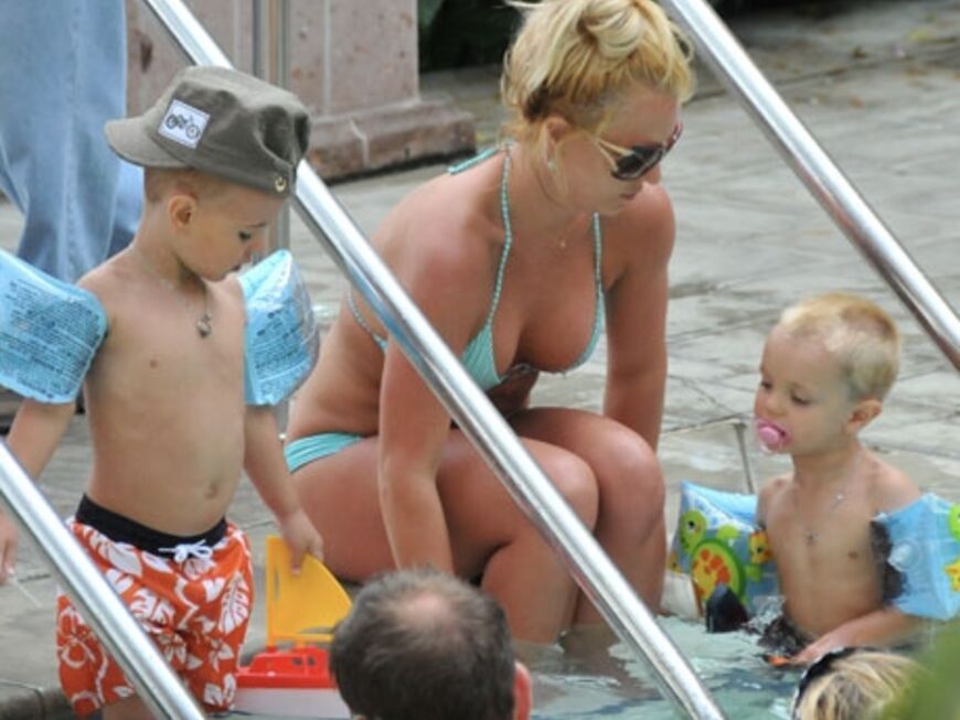 Britney Spears relaxt mit ihren Kids am Pool des Ritz-Carlton Hotels in L.A. (aufgenommen am 16. August 2009)