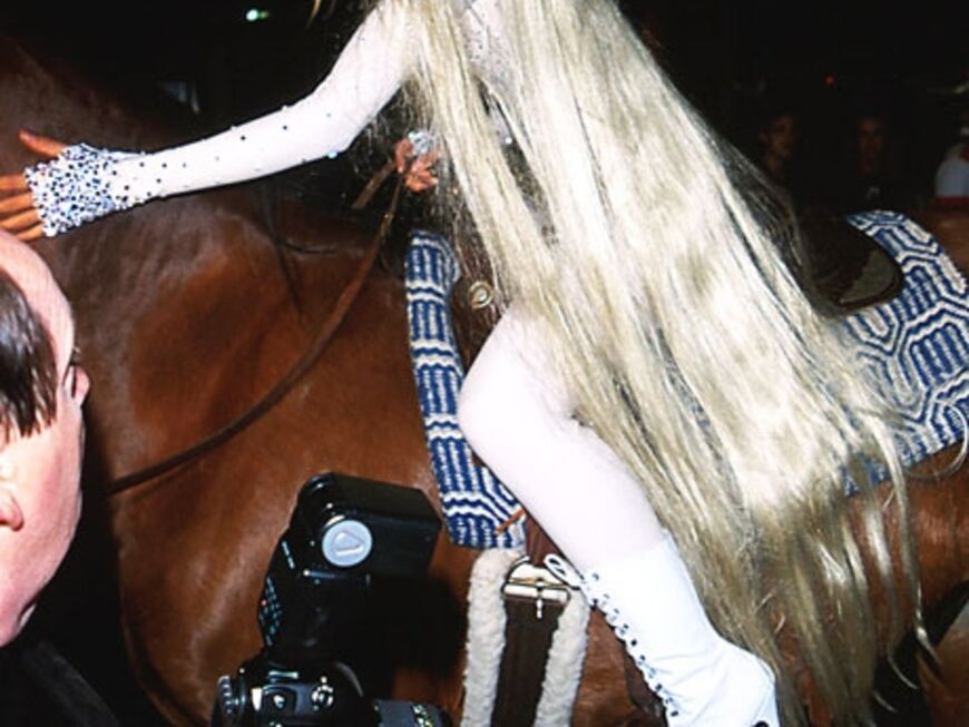2002: Heidi Klum kommt als Burgfräulein auf einem Pferd zu ihrer Party geritten