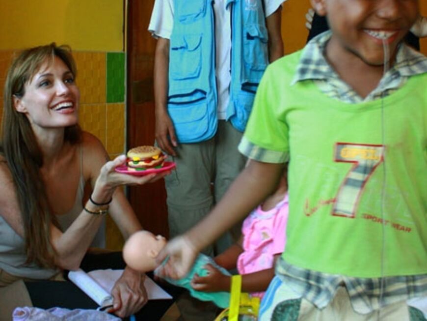 Als Sonderbotschafterin der UN reiste sie schon nach Kolumbien und besuchte dort auch Waisenkinder. Plant sie eine weitere Adoption? Bisher dementierte die 35-Jährige