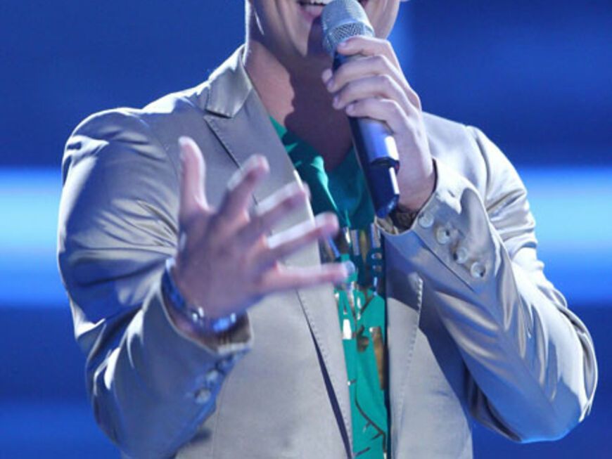 Der frischgebackene Superstar Pietro Lombardi gab im Halbfinale von "Let's Dance 2011" seinen Siegersong "Call My Name" zum Besten
