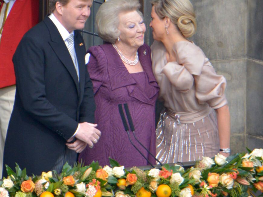 König Willem-Alexander mit seiner Ehefrau Königin Máxima sowie Prinzessin Beatrix auf dem Balkon des Palastes. Nach 33 Jahren dankte sie am Dienstag, 30. April 2013 ab. Unter Tränen hielt sie eine Rede an das Volk