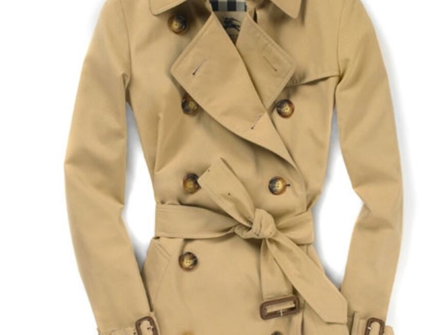 Das Original: Burberry, beigefarbender, zweireihiger Trenchcoat mit Schulterklappen und Gürtel ist ab ca. 1000 Euro erhältlich