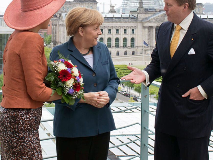 Zuerst ging es zu Bundeskanzlerin Angela Merkel, die dem Königspaarauf der Terrasse des Bundeskanzleramts Berlin von oben zeigte