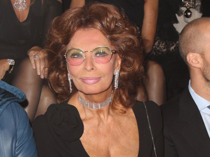 Gesichtet: Die italienische Film-Diva Sofia Loren bei Giorgio Armani Prive in der ersten Reihe