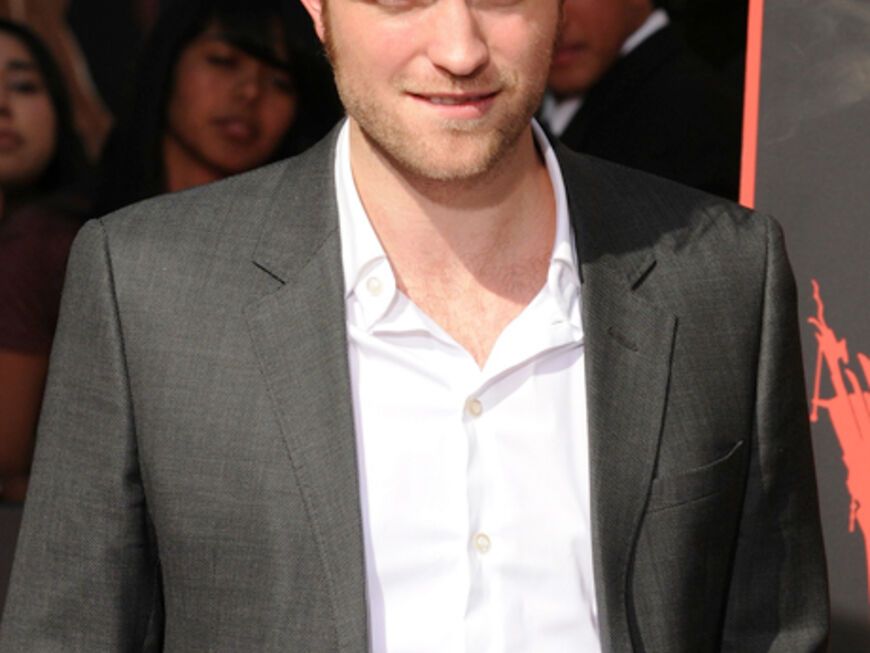 Sexy: Mädchenschwarm Robert Pattinson kam im lässigen Anzug zur Zeremonie vor dem Grauman's Chinese Theatre in Hollywood