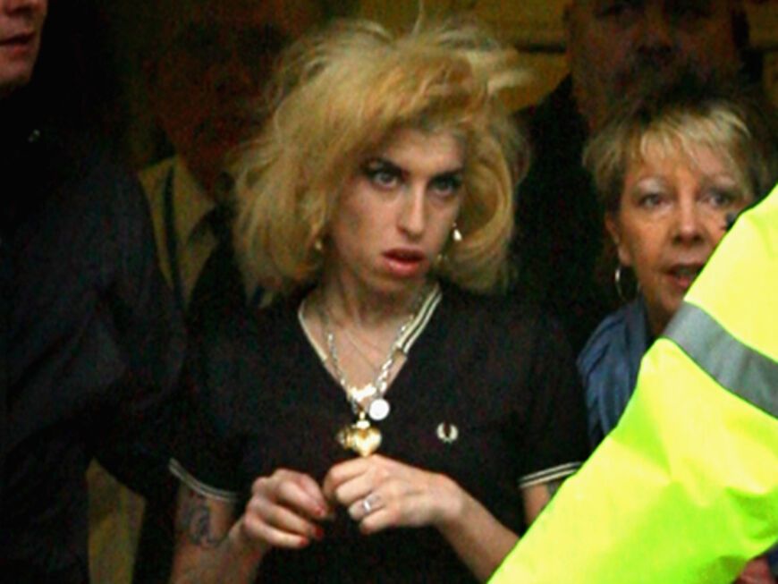 Amy Winehouse mit zerzausten Haaren