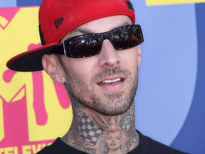 Travis Barker zwitschert fröhlich mit