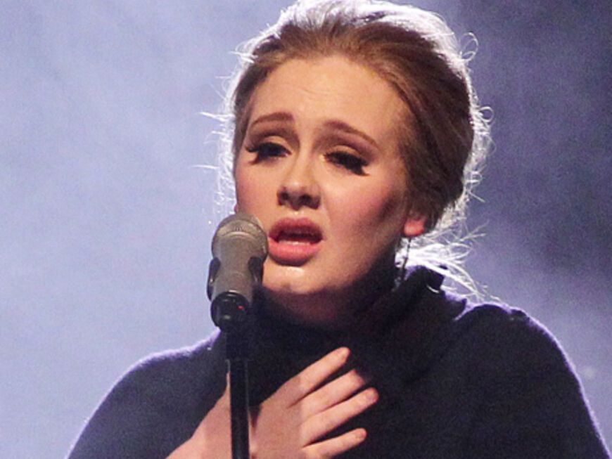 Was für ein Jahr für die britische Soulstimme Adele: Zahlreiche Preise aus der ganzen Welt und Charterfolge, die sich sehen lassen können. Nach einer Kehlkopf-Op erholt sich die Sängerin und kann 2012 hoffentlich wieder richtig durchstarten!