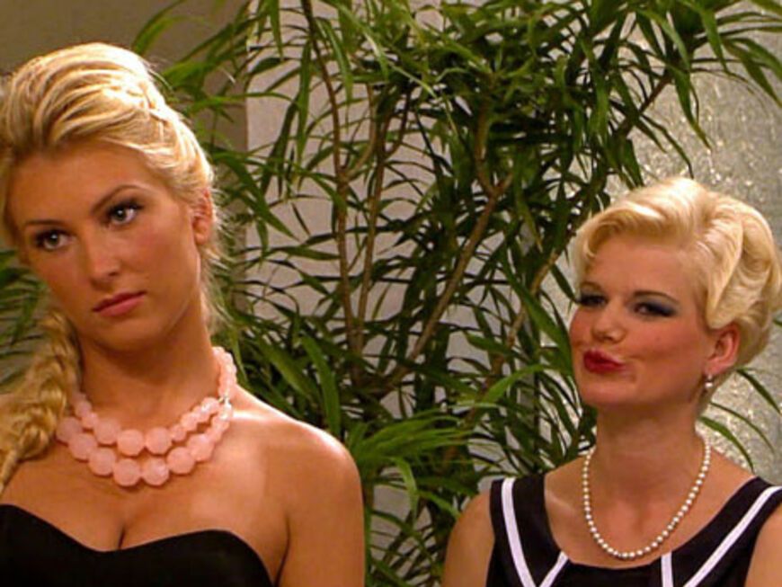 Nina und Melanie hoffen in der Nacht der Rosen, dass der Bachelor sich für sie entscheidet. Und tatsächlich: die beiden Blondinen sind noch dabei!