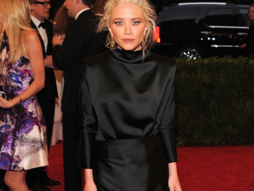 It-Girl Mary-Kate Olsen kam hochgeschlossen im schwarzen Kleid