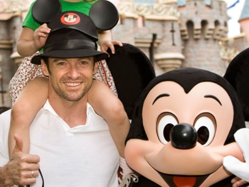 Der "Sexiest Man Alive" ist selbst mit Mickey-Maus-Ohren noch total cool