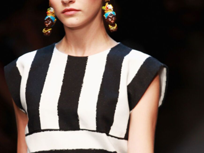 Dolce & Gabbana sorgten bei ihrer Runway Show S/S 2013 für südländisches Flair. Die Models trugen Streifen, dazu Folklore-Accessoires. 