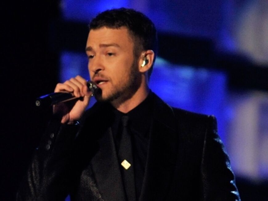Justin Timberlake sprang kurzfristig für Rihanna und Chris Brown ein.  Brown wurde am Sonntagabend unter dem Verdacht verhaftet, seine Freundin verprügelt zu haben.