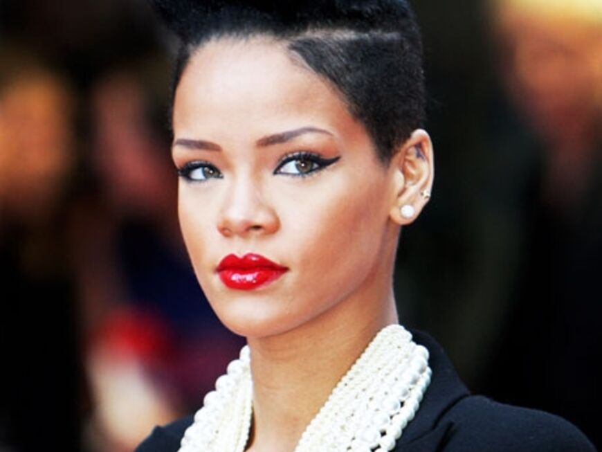 Rihanna schaute dagegen eher düster in die Kameras