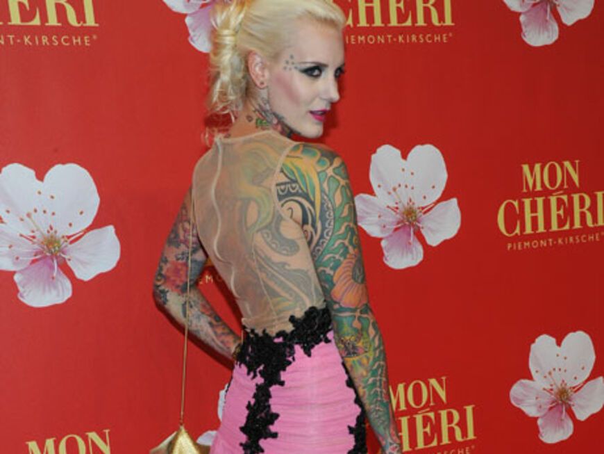 Tattoo-Model Lexy Hell sorgte nicht nur mit ihrem Körperschmuck für viele Blicke. Sondern auch dank ihres sonderbaren Kleides ...