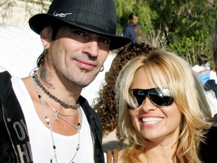 Die ehemalige "Baywatch"-Darstellerin war drei Jahre lang mit dem "Mötley Crüe"-Rocker Tommy Lee verheiratet, bevor sie sich 1998 trennten. Sie haben zwei Söhne zusammen: Dylan und Brandon