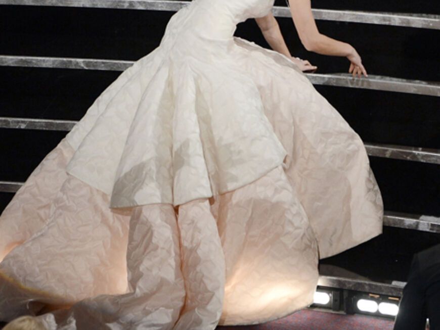 Peinlicher Patzer:´ Jennifer Lawrence fällt auf dem Weg zu ihrem Oscar die Stufen hoch