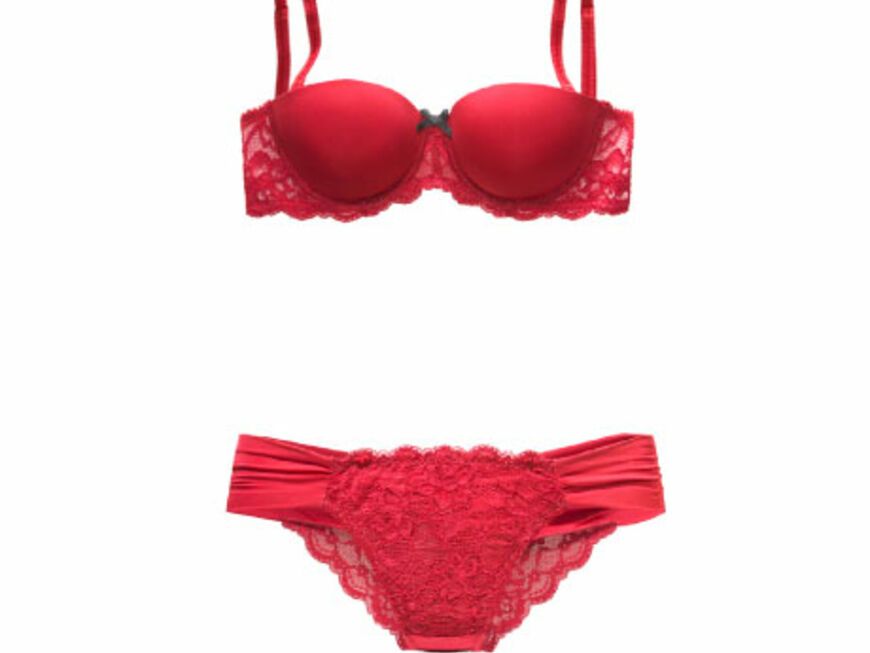 Die Farben der Liebe: Sexy Dessous in unterschiedlichen Rottönen werden nicht nur Ihrem Liebsten ordentlich einheizen.´  Spitzenverziert von Lascana, ca. 40 Euro