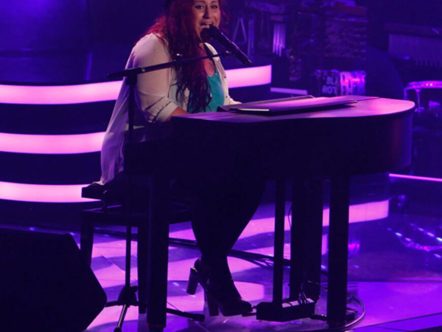 Die 25-Jährige spielt sich am Klavier mit "Save Me From Myself" von Christina Aguilera direkt ins Team Rea