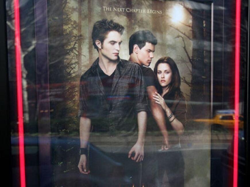 Die Saga geht weiter... In "New Moon" trieb das Schicksal einen Keil zwischen "Bella" (Kristen Stewart) und den untoten "Edward" (Robert Pattinson)