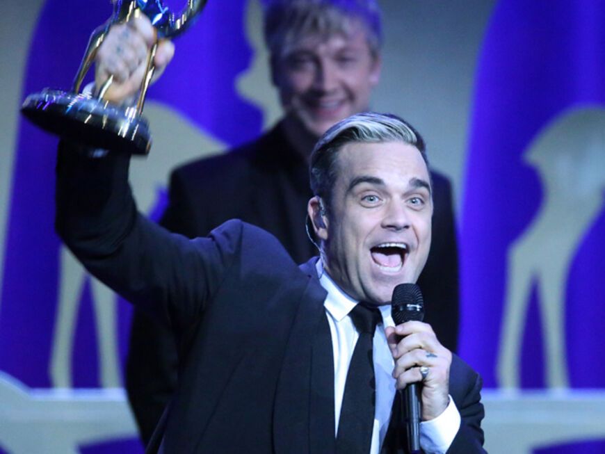 Wer ist denn das hinter unserem allerliebsten Entertainer Robbie Williams?