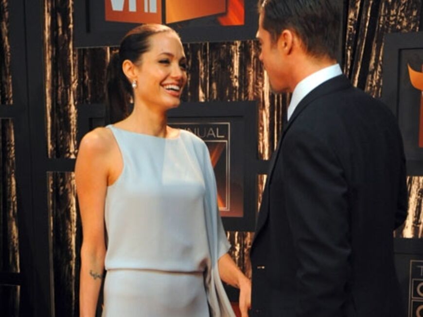 Jolie trug ein bezaubernd schlichtes Kleid von Max Azria.