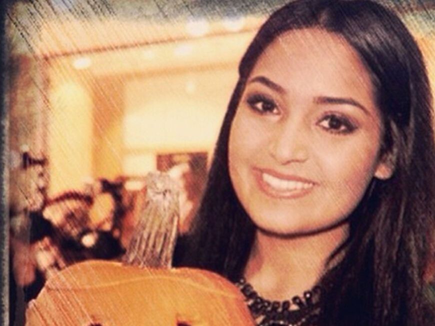 Dagegen ganz liebreizend posiert Ex-Monrose-Sängerin Bahar mit einem drolligen Kürbis