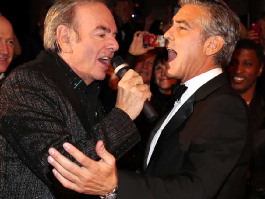 Dann schmetterte Clooney los und gab sogar ein kleines Duett mit Neil Diamond zum Besten