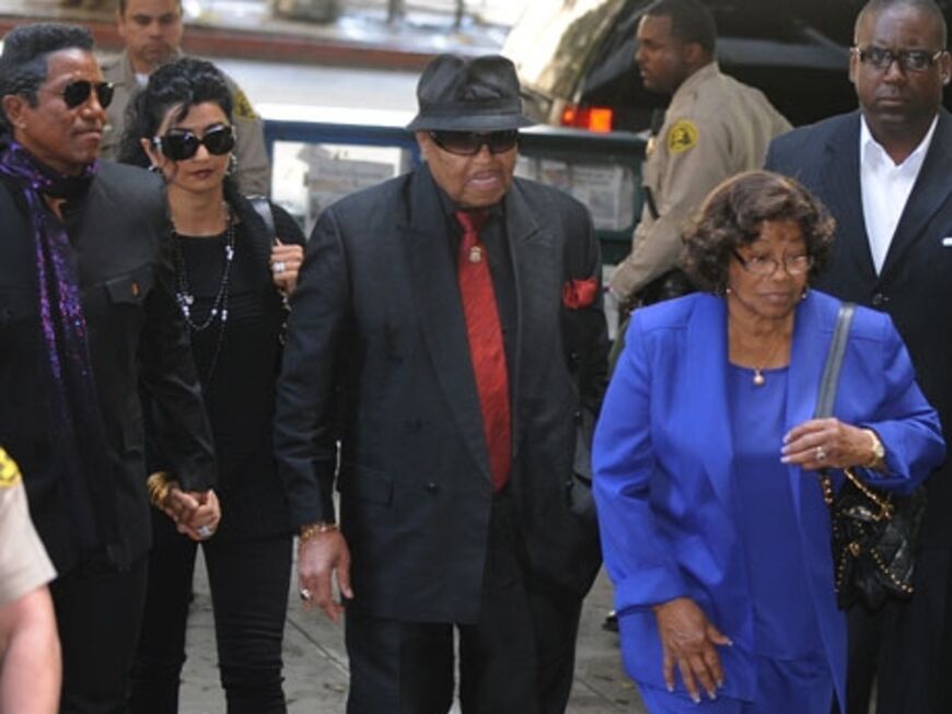 Familie Jackson auf dem Weg zum Gericht: Der Tod von Michael Jackson steht noch immer im Fokus der Öffentlichkeit