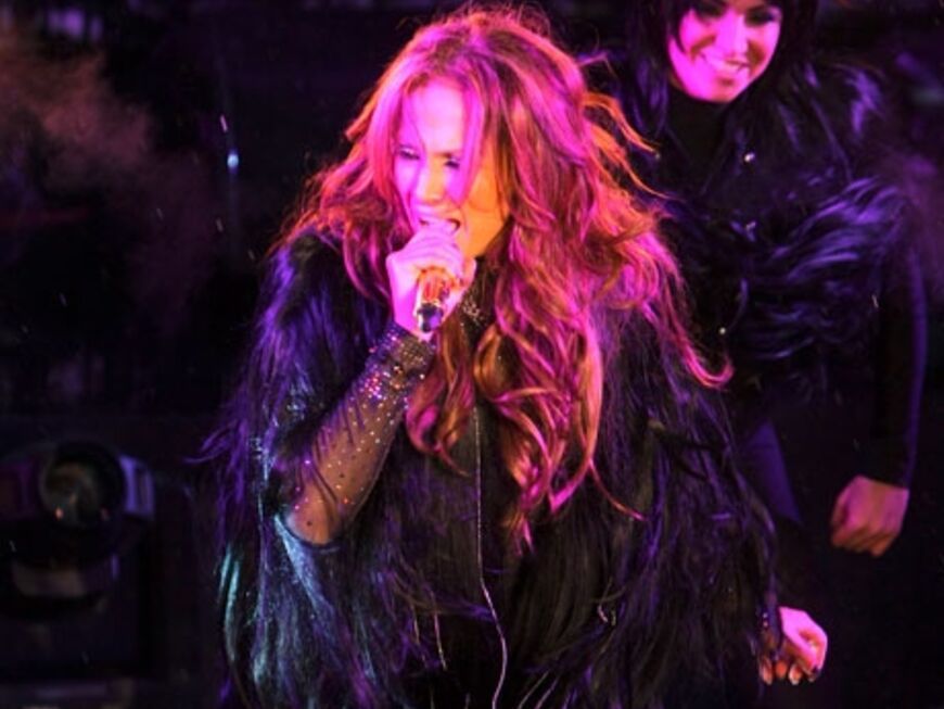 Jennifer Lopez performt auf der Bühne