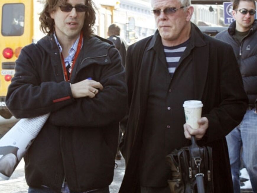 Regisseur Brett Morgen und Schauspieler Nick Nolte machen einen Spaziergang durch die verschneiten Straßen