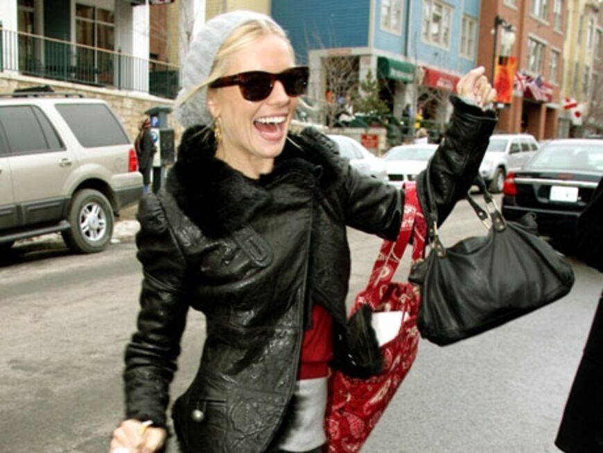 Sienna Miller gut gelaunt unterwegs mit trendiger XL-Mütze, cooler Lederjacke und lässigen Boots. So macht der Winter Spaß!