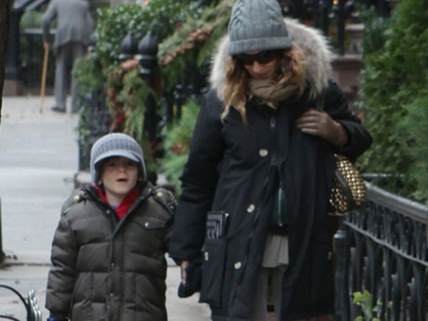 Auch in New York, Heimatstadt von Schauspielerin Sarah Jessica Parker, kann es richtig kalt werden. Mütze, dicke Jacke und Boots halten sie und Sohnemann Wilke warm
