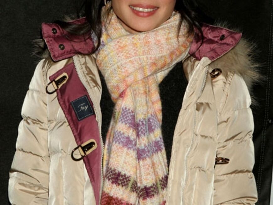 Schauspielerin Lucy Liu kommt in dicker Jacke zu einer Filmpremiere