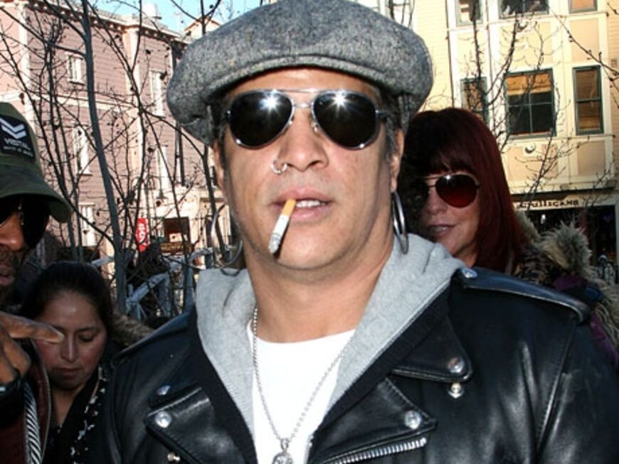 Cool: Rocklegende Slash mit Pilotenbrille und Lederjacke