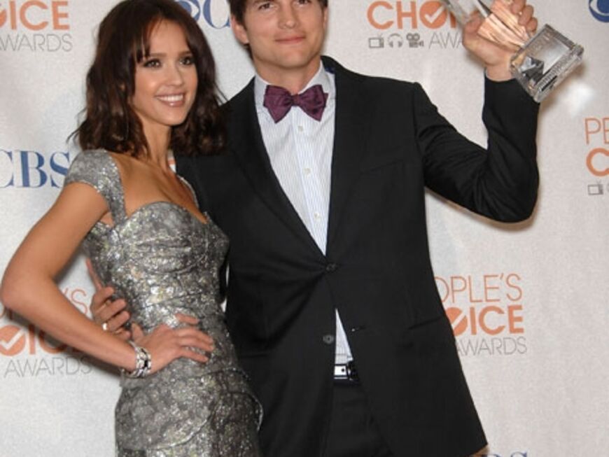 Jessica Alba überreichte Ashton Kutcher seinen Award