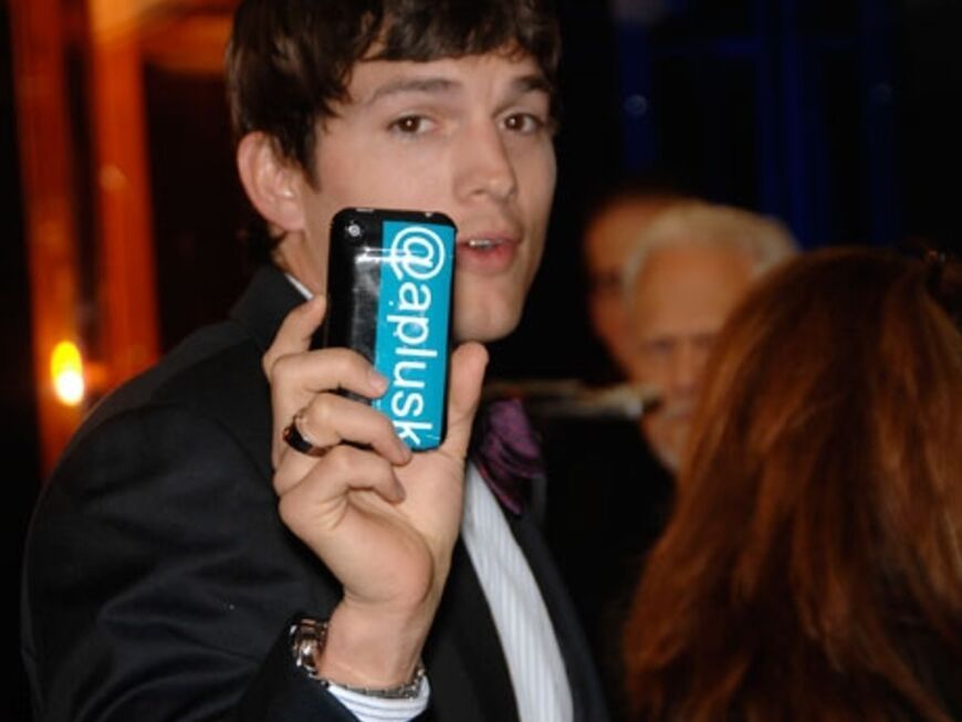Ashton Kutcher legte im Nokia Theater sein Handy nicht mehr aus der Hand. Er dokumentierte die Verleihung von Anfang bis Ende selbst - möglich, dass die Aufnahmen bald auf seiner Twitter-Seite landen