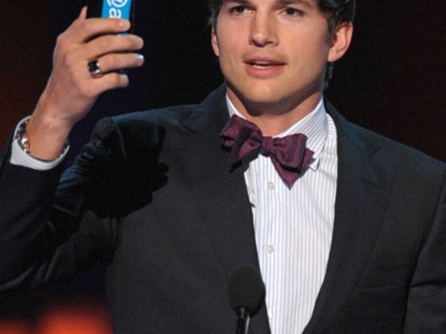 Ashton Kutcher bei seiner Dankesrede - auch hier darf das Handy nicht fehlen