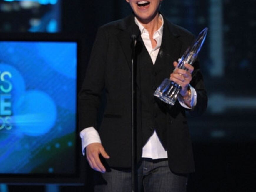 Moderatorin Ellen DeGeneres überreichte den Preis an Ryan Reynolds und Sandra Bullock für die beste Kino-Komödie "Selbst ist die Braut"