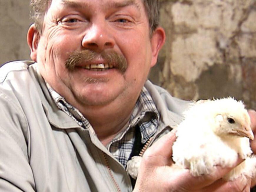 Der 53-jährige Hühnerwirt Klaus besitzt ein Bauernhof in Niedersachsen, wo er zusammen mit seiner Mutter lebt