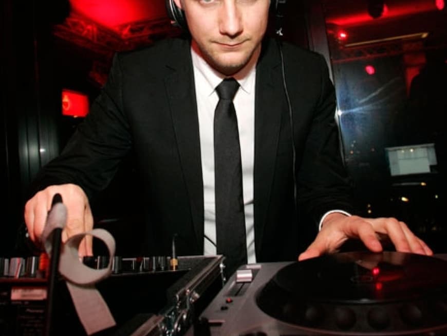 Am Samstag fand im noblen Hamburger "Empire Riverside Hotel" der "Ahoi! 2010 - Neujahrsempfang" statt. Zahlreiche Promis feierten durch die Nacht und wurden musikalisch von DJ Tobias Schlegl versorgt. OK! zeigt die schönsten Bilder des Abends