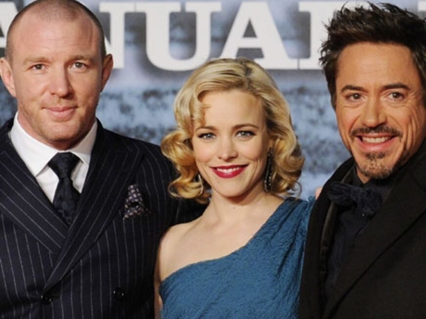 Stolz posiert Guy Ritchie mit seinen Hauptdarstellern Robert Downey Jr. und Rachel McAdams für die Fotografen