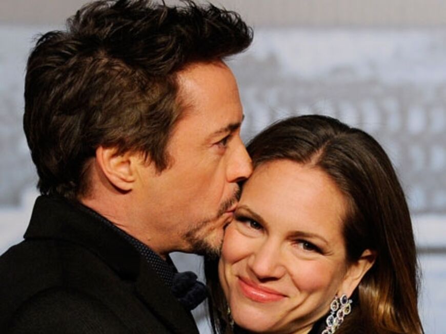 So verliebt: Der Star küsst seine Frau zärtlich auf die Wange