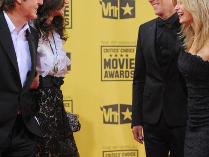 Wiedersehen auf dem roten Teppich: Paul McCartney und Freundin begrüßt Kevin Bacon und Frau